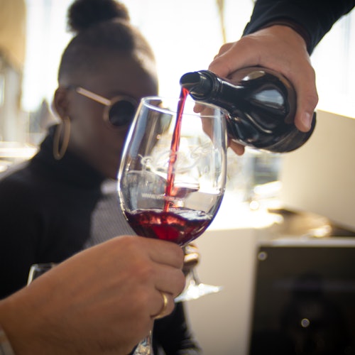 Barcelona: Experiencia de 2 horas en velero + Cata de vinos bajo el agua