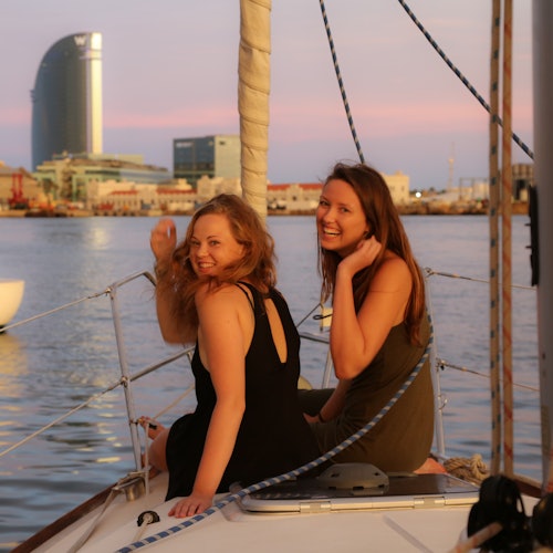 Barcelona: Vela al atardecer con bebidas y aperitivos