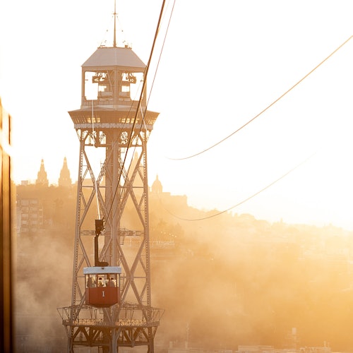 Barcelona: Visita guiada en E-bike + Paseo en Teleférico + Experiencia en Vela