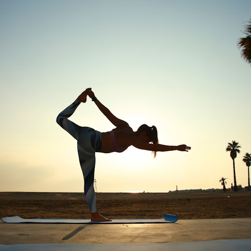 Barcelona: Experiencia de navegación con yoga y brunch saludable