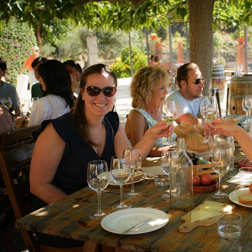 Barcelona: Excursión de medio día con navegación a vela, visita a viñedos y cata de vinos
