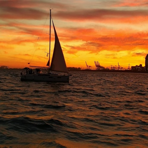 Barcelona: Paseo en Velero al Atardecer + Copas