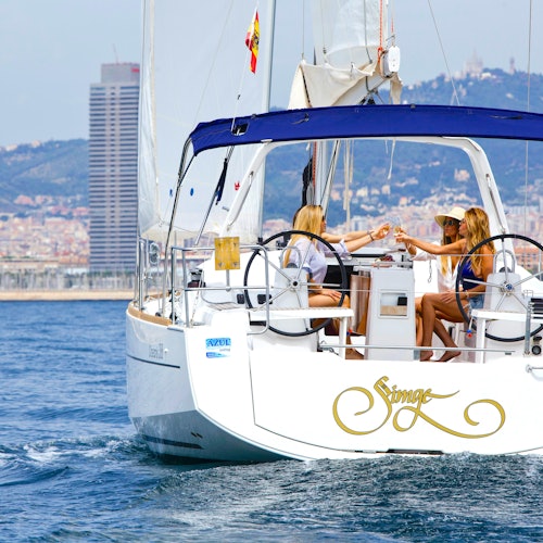 Barcelona: Excursión en velero con bebidas y aperitivos