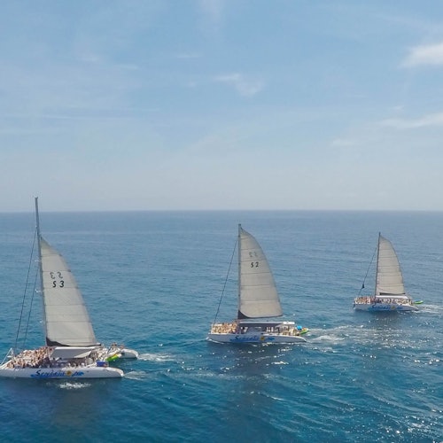 Barcelona: Navegación en catamarán con barbacoa