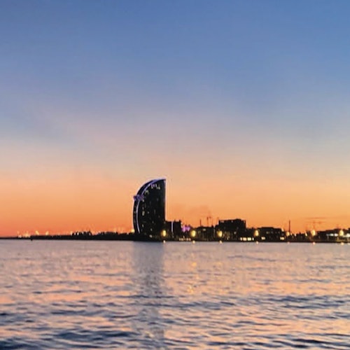 Barcelona: Excursión privada de 2 horas en velero al atardecer con bebidas y aperitivos