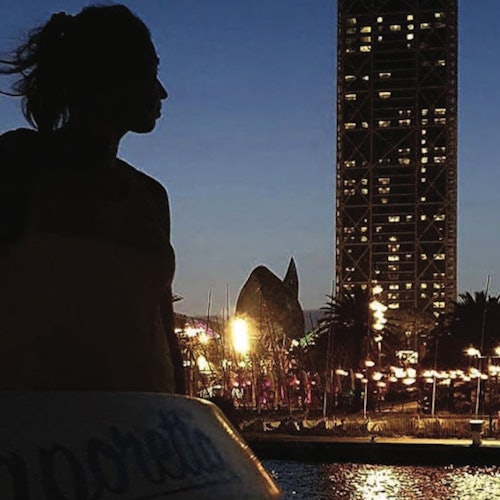 Barcelona: Paseo en velero de 2 horas al atardecer con bebidas y aperitivos