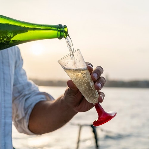Barcelona: Navegación en grupo reducido con bebidas y aperitivos