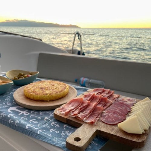 Tenerife: Excursión en velero de 3 horas a Los Gigantes con snorkel, bebida y tapas