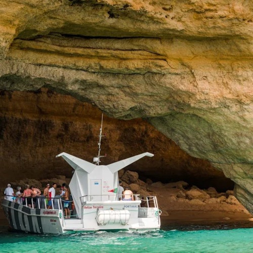 Benagil y Avistamiento de Delfines: Excursión en Catamarán desde Albufeira