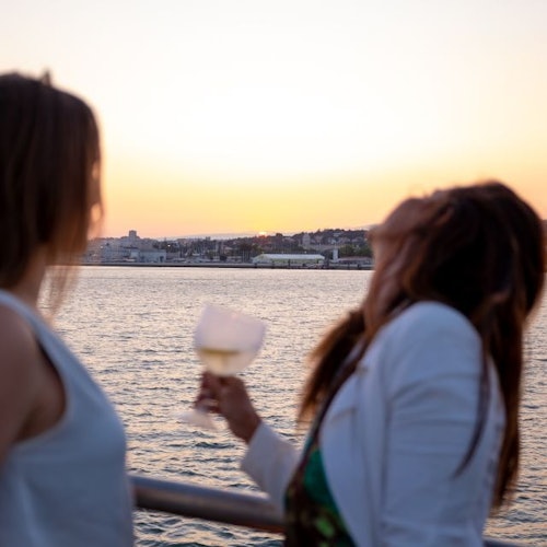 Lisbon: Tagus River Sunset Cruise with Drinks & Snacks