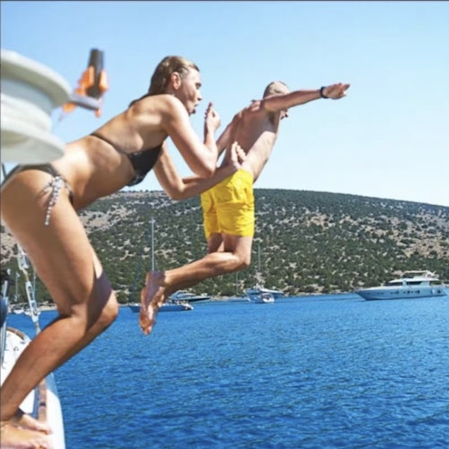 Lisbon: Sightseeing Cruise + Live Music, Swim Stop & Open Bar