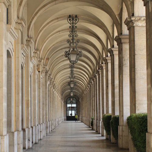 Lisbon: Guided Walking Tour in English + Tram Ride