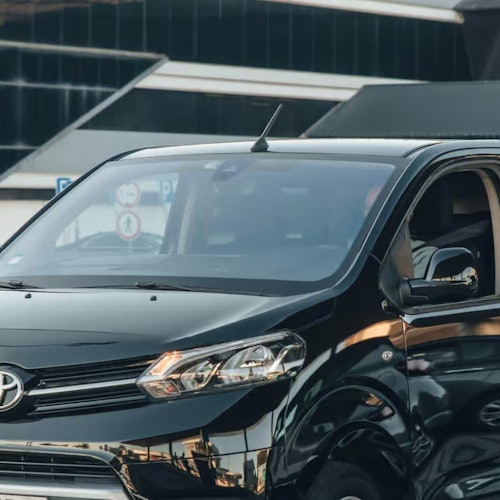 Lisbon: Private Transfer To/From Airport and City Center