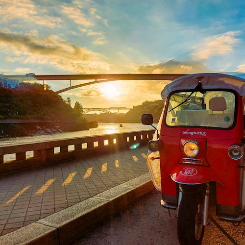 Porto: Guided Sunset Tuk Tuk Tour with Wine