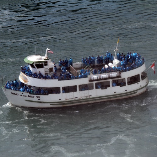Niagara Falls: Guided Tour from New York + 1-Night Stay + Outlet Shopping