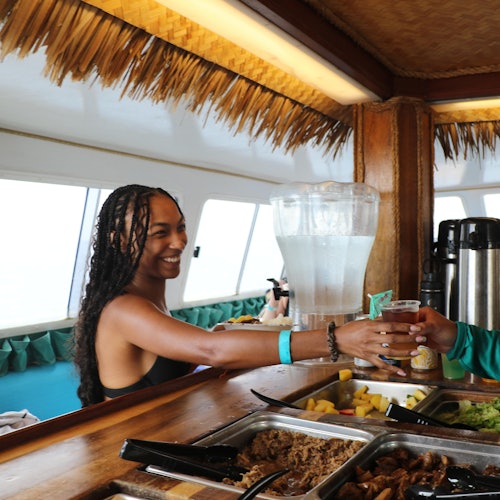 Kapolei: Paseo en barco por la mañana para avistar delfines + Esnórquel + Comida + Bebidas