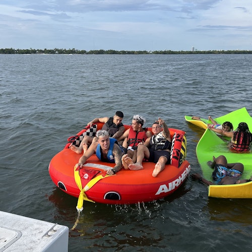 Miami: Excursión en barco con motos acuáticas, tubing y barra libre