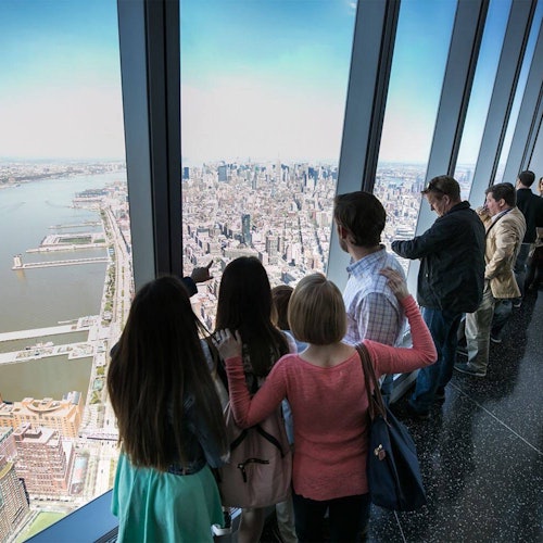 New York: Manhattan Guided Walking Tour + One World Observatory Ticket