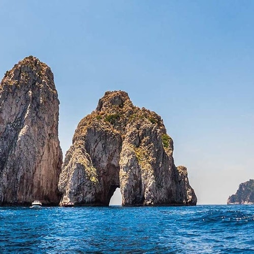 Capri: Boat Tour & Swimming Stop + Roundtrip from Naples