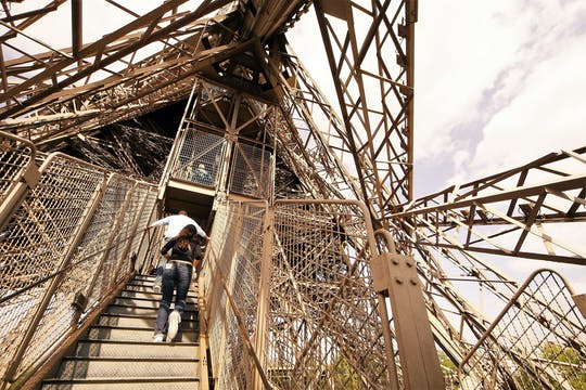 Guided visit of the Eiffel Tower by foot with summit option