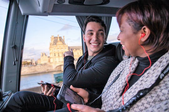 Recorrido interactivo en autobús por París y entrada para el espectáculo del Moulin Rouge