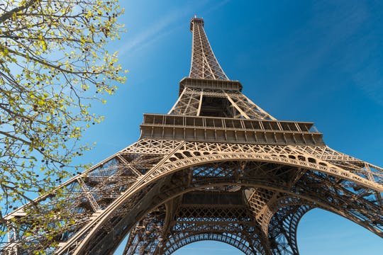 Visita audioguiada por la Torre Eiffel con comida en su efímera terraza