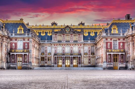 Visita guiada al Palacio de Versalles desde París, incluyendo espectáculos en los jardines.