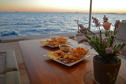 Crucero al atardecer compartido premium con barra libre
