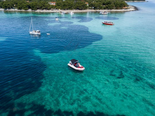 Excursión de lujo a la Laguna Azul desde Split (bebidas y aperitivos incluidos)
