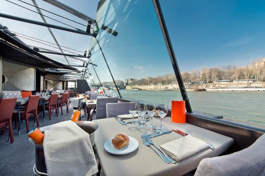 Crucero por el Sena con comida y vistas panorámicas de París