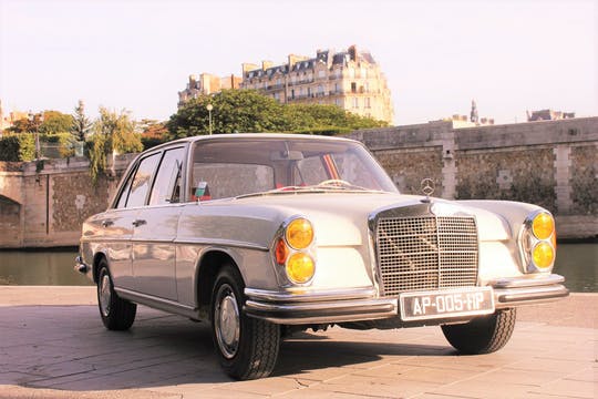 Visita guiada por París en un coche de coleccionista con cata de vinos