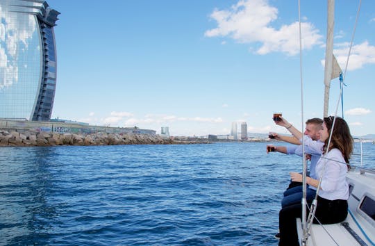 Paseo en velero compartido con cava y aperitivos