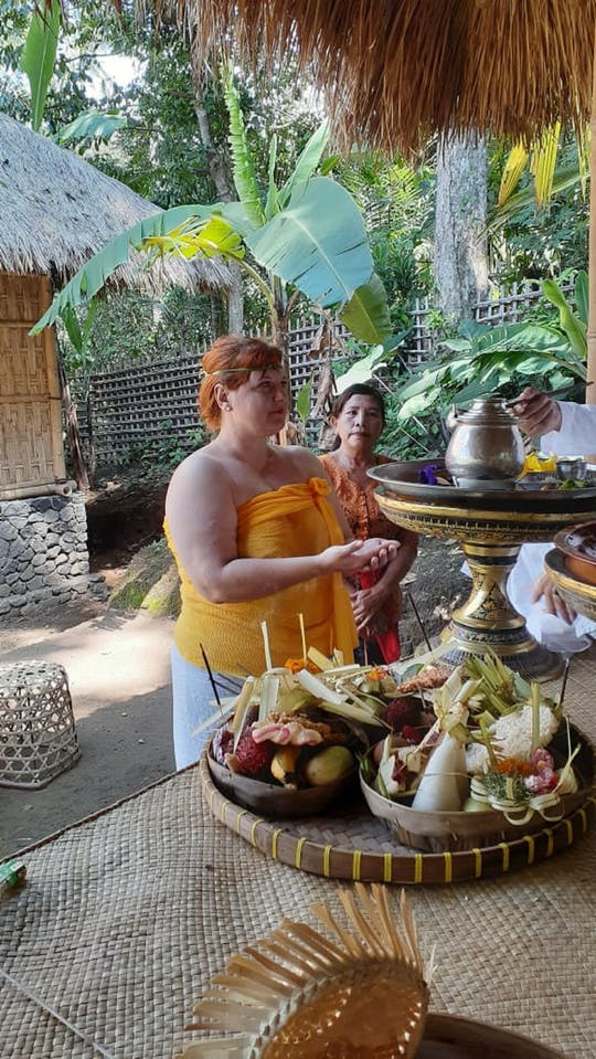 Experiencia de ceremonia de bendición de agua bendita.
