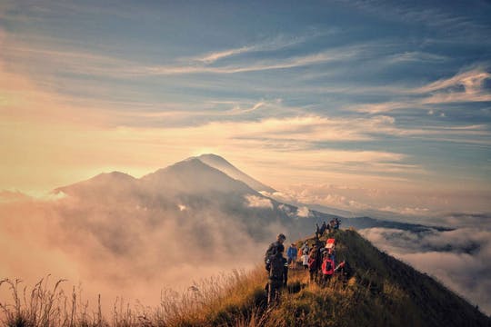 Excursión al amanecer en el monte Batur y visita a una cascada oculta