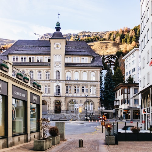 Lago de Como y San Moritz: excursión de un día desde Milán + paseo en tren rojo Bernina y crucero