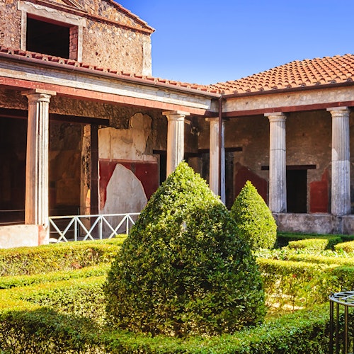 Pompeii & Herculaneum: Small Group Guided Tour with Lunch