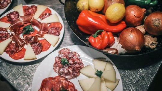 Ruta de tapas y cata de vinos en Barcelona
