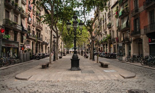 Tour a pie en Barcelona con degustación de tapas y vino