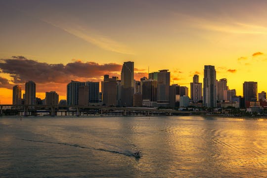 Crucero turístico al atardecer con happy hour en Miami