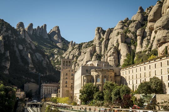 Montserrat con bodega medieval y almuerzo tradicional