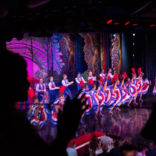París: Paseo en barco con cena + Acceso Torre Eiffel + Espectáculo Moulin Rouge