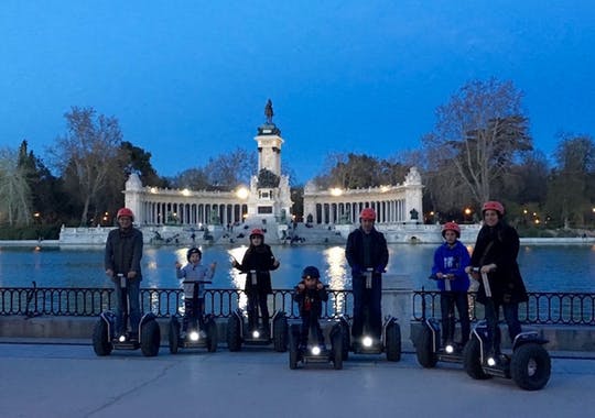 Tour privado nocturno en Segway de 90 minutos por Madrid