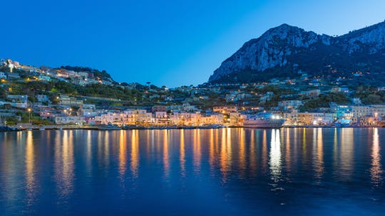 Excursión nocturna en barco por la costa de Sorrento y Capri