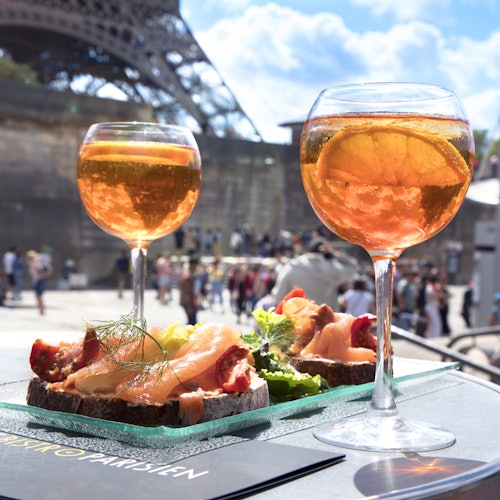 Río Sena: Paseo en barco turístico + Comida en Le Bistro Parisien