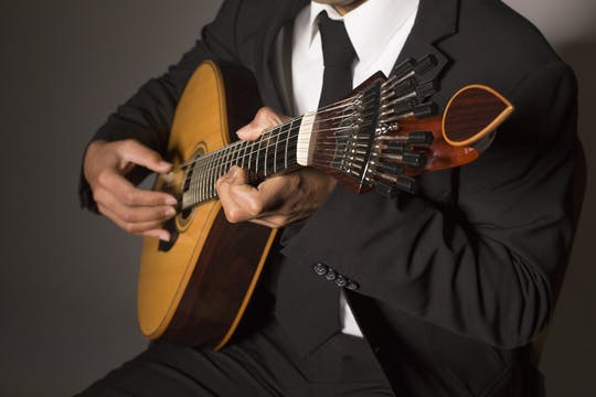 Fado walking tour with live music show
