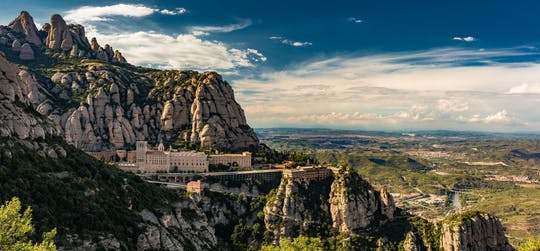Paseo en globo aerostático por Montserrat desde Barcelona