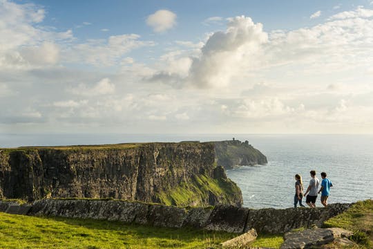 Excursión de aventura a los acantilados de Moher y Galway por el Atlántico desde Dublín
