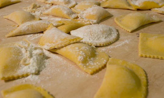 Pasta-making class, tasting and prosecco with local chef in Rome