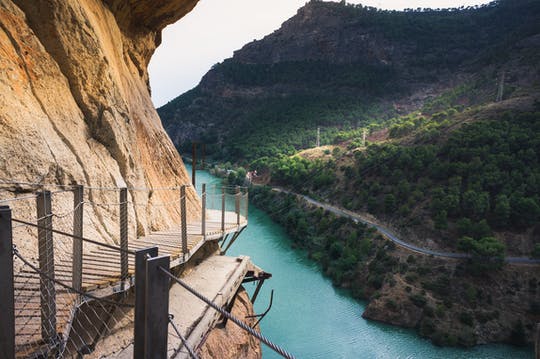 Visita guiada al Caminito del Rey con autobús lanzadera desde El Chorro