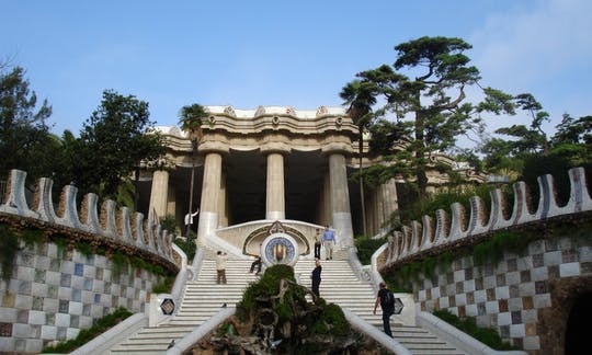 Entradas sin colas y visita guiada a la Sagrada Familia y al Park Güell con traslado